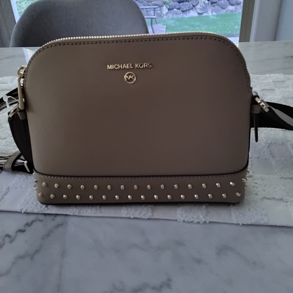 Michael Michael Kors Jet Set Charm Large Dome Crossbody.   NWT - Picture 1 of 6